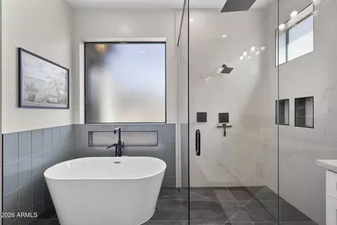 Bath - 3927 N 13th Pl, Phoenix, AZ 85014 photo 3 of 8