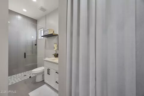 Bath - 3927 N 13th Pl, Phoenix, AZ 85014 photo 7 of 8