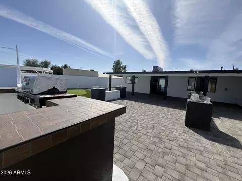 Exterior - 8025 N 11th Pl, Phoenix, AZ 85020 photo 10 of 12