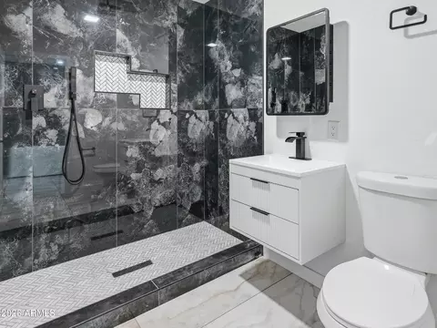 Bath - 8025 N 11th Pl, Phoenix, AZ 85020 photo 2 of 5