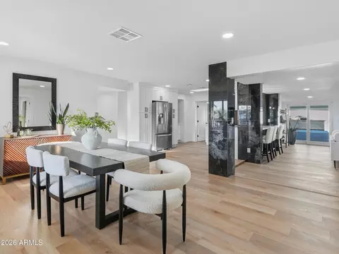 Dining - 8025 N 11th Pl, Phoenix, AZ 85020 photo 2 of 3