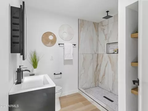 Bath - 8025 N 11th Pl, Phoenix, AZ 85020 photo 1 of 5