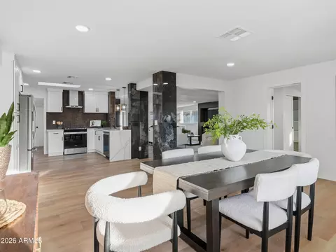 Dining - 8025 N 11th Pl, Phoenix, AZ 85020 photo 3 of 3