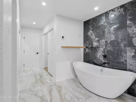 Bath - 8025 N 11th Pl, Phoenix, AZ 85020 photo 3 of 5