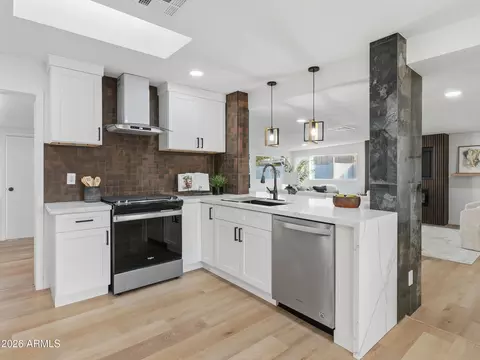 Kitchen - 8025 N 11th Pl, Phoenix, AZ 85020 photo 2 of 4
