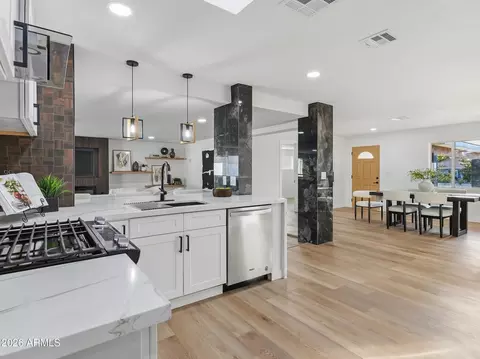 Kitchen - 8025 N 11th Pl, Phoenix, AZ 85020 photo 3 of 4