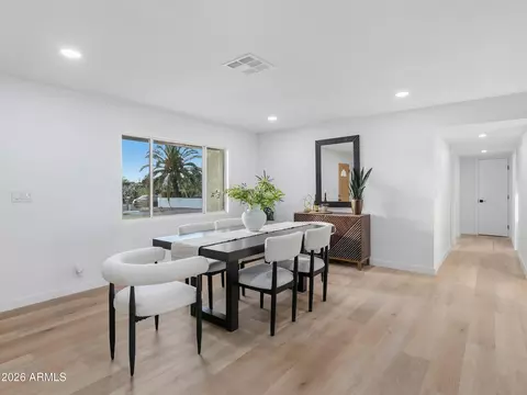 Dining - 8025 N 11th Pl, Phoenix, AZ 85020 photo 1 of 3