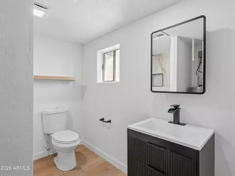 Bath - 8025 N 11th Pl, Phoenix, AZ 85020 photo 4 of 5