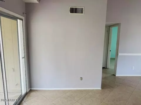 Living - 4044 E Carson Rd, Phoenix, AZ 85042 photo 1 of 4