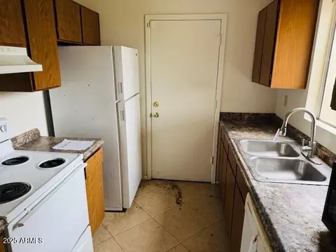 Kitchen - 4044 E Carson Rd, Phoenix, AZ 85042 photo 1 of 3