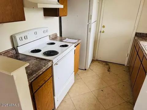Kitchen - 4044 E Carson Rd, Phoenix, AZ 85042 photo 2 of 3
