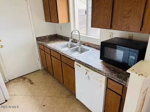 Kitchen - 4044 E Carson Rd, Phoenix, AZ 85042 photo 3 of 3
