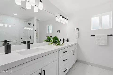 Bath - 8162 N 1st Ave, Phoenix, AZ 85021 photo 3 of 6