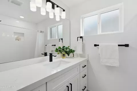 Bath - 8162 N 1st Ave, Phoenix, AZ 85021 photo 1 of 6