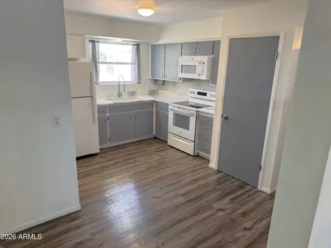 Kitchen - 5832 E Colby St, Mesa, AZ 85205 photo 4 of 5