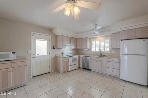 Kitchen - 2139 E Betty Elyse Ln, Phoenix, AZ 85022 photo 2 of 2