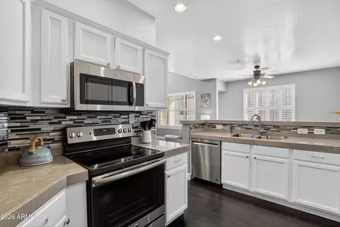 Kitchen - 7445 Eagle Crest Dr #1056, Mesa, AZ 85207 photo 2 of 5