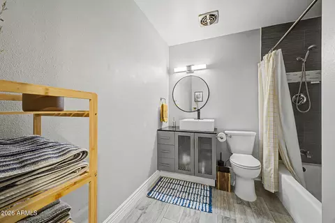 Bath - 8001 N 17th Dr, Phoenix, AZ 85021 photo 2 of 2