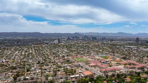 View/Area - 1325 E Avalon Dr, Phoenix, AZ 85014 photo 18 of 19