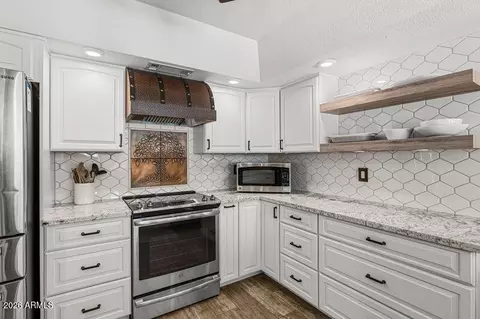 Kitchen - 2118 E Pebble Beach Dr, Tempe, AZ 85282 photo 3 of 4