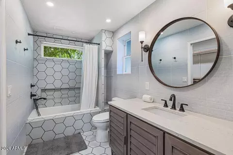 Bath - 2118 E Pebble Beach Dr, Tempe, AZ 85282 photo 1 of 2