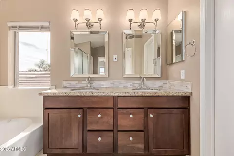 Bath - 4631 E Lone Cactus Dr, Phoenix, AZ 85050 photo 2 of 5
