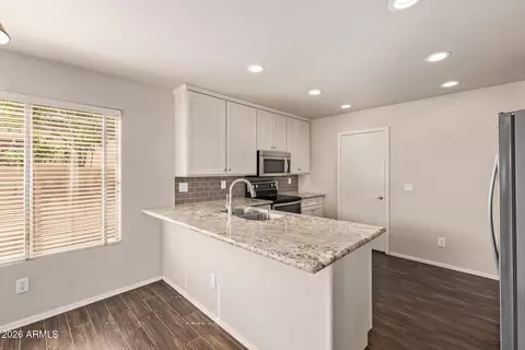 Kitchen - 4631 E Lone Cactus Dr, Phoenix, AZ 85050 photo 4 of 5