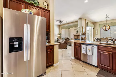 Kitchen - 4735 E Sourwood Dr, Gilbert, AZ 85298 photo 5 of 6