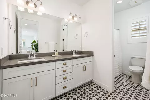 Bath - 3520 E Crest Ln, Phoenix, AZ 85050 photo 4 of 4