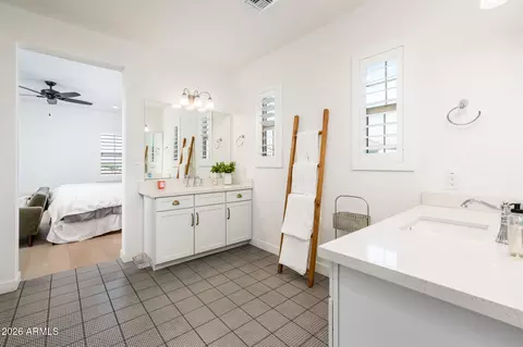 Bath - 3520 E Crest Ln, Phoenix, AZ 85050 photo 2 of 4