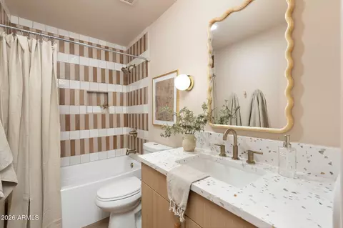 Bath - 1102 E Michigan Ave, Phoenix, AZ 85022 photo 4 of 6
