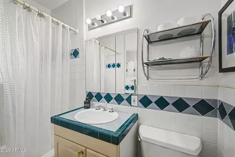 Bath - 1132 E Flynn Ln, Phoenix, AZ 85014 photo 1 of 2