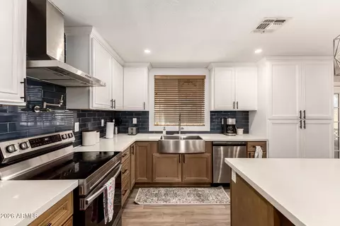 Kitchen - 4208 N 79th Ave, Phoenix, AZ 85033 photo 3 of 4
