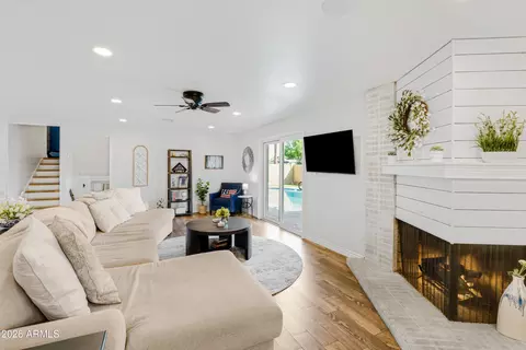 Living - 313 El Caminito Dr, Phoenix, AZ 85020 photo 2 of 2