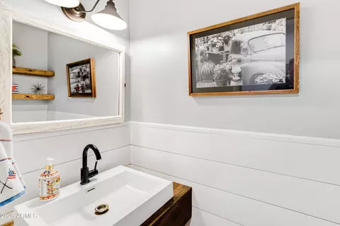 Bath - 313 El Caminito Dr, Phoenix, AZ 85020 photo 1 of 7