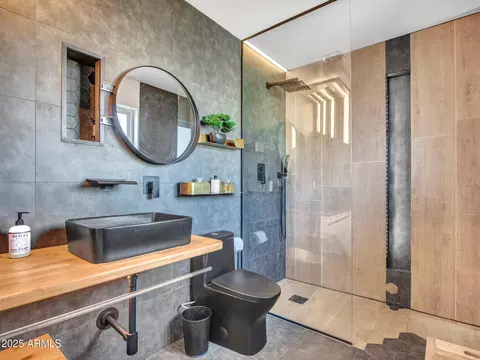 Bath - 3010 E Yucca St, Phoenix, AZ 85028 photo 2 of 7