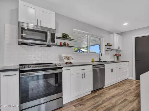Kitchen - 3010 E Yucca St, Phoenix, AZ 85028 photo 4 of 7
