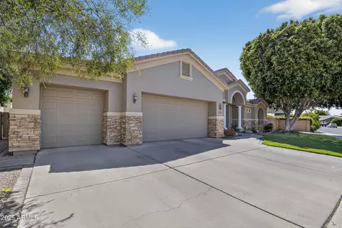 Exterior - 1333 N Cliffside Dr, Gilbert, AZ 85234 photo 3 of 20