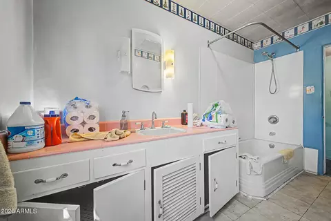 Bath - 916 E Cambridge Ave, Phoenix, AZ 85006 photo 2 of 4