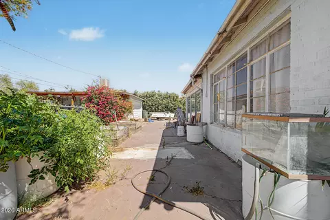 Exterior - 916 E Cambridge Ave, Phoenix, AZ 85006 photo 4 of 6