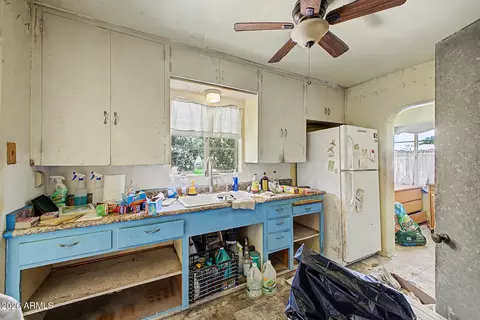 Kitchen - 916 E Cambridge Ave, Phoenix, AZ 85006 photo 1 of 2
