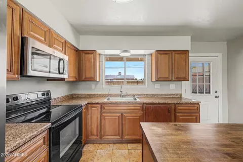 Kitchen - 8702 Edgewood Ave, Mesa, AZ 85208 photo 3 of 5