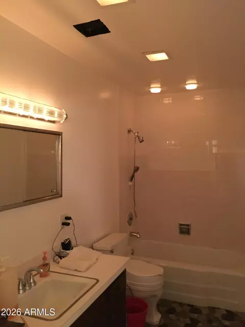 Bath - 323 E Rose Ln, Phoenix, AZ 85012 photo 3 of 3