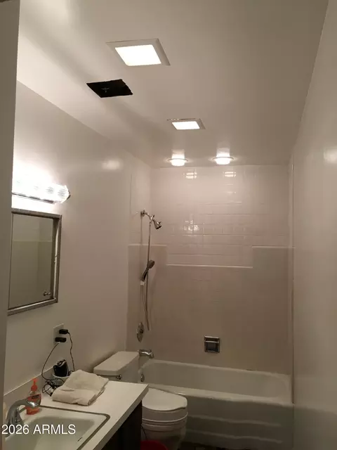 Bath - 323 E Rose Ln, Phoenix, AZ 85012 photo 1 of 3