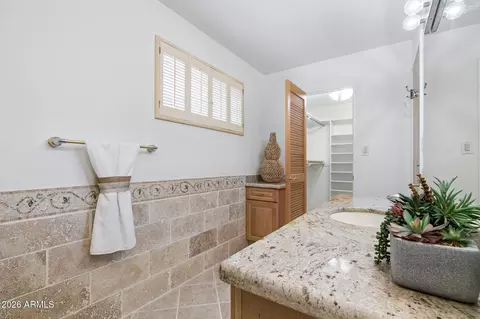 Bath - 2038 E Solano Dr, Phoenix, AZ 85016 photo 2 of 7