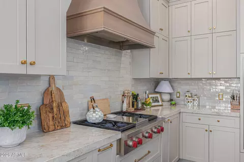 Kitchen - 2816 E Clark Dr, Gilbert, AZ 85297 photo 5 of 8