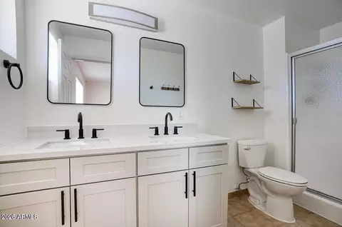 Bath - 1881 E Concorda Dr, Tempe, AZ 85282 photo 1 of 2
