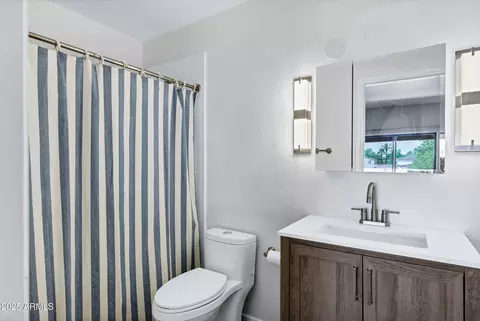 Bath - 1017 E Maryland Ave #236, Phoenix, AZ 85014 photo 1 of 2