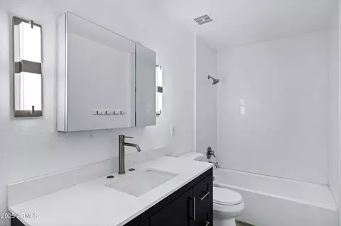 Bath - 1017 E Maryland Ave #236, Phoenix, AZ 85014 photo 2 of 2