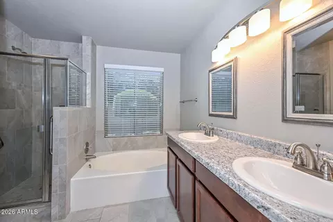 Bath - 3125 E Siesta Ln, Phoenix, AZ 85050 photo 1 of 5
